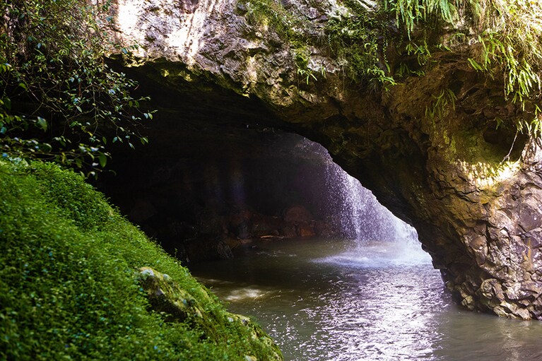 美しいアーチを描く〈ナチュラル・ブリッジ〉。