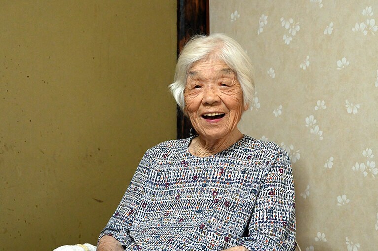 徳田セツ子さん。訪れた日の午前中も山へ行って、椿の林の掃除をしてきたそう。