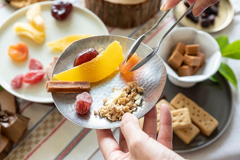 前泊コースで体験するのは行動食作り。ナッツやドライフルーツをチョコレートで固めて冷やす。完成品はきれいにラッピングして出発時に用意してもらえる。