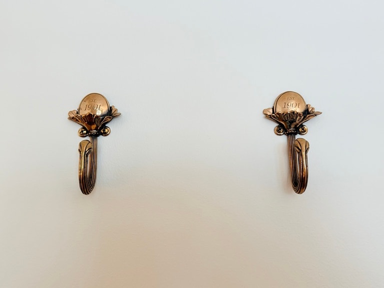 壁面に設けられたフックには、開業年の「1901」が刻まれています。