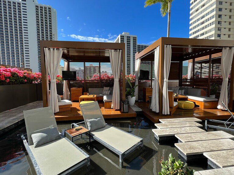 プールサイドのガゼボ。たしかにSNS映えしそう。