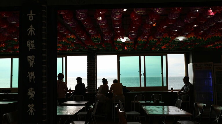 海に面した食堂で寛ぐ人たちも。