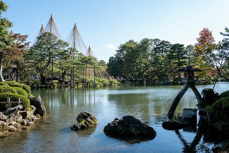 「ザ ホテル山楽 金沢」から徒歩で約10分の場所にある兼六園。