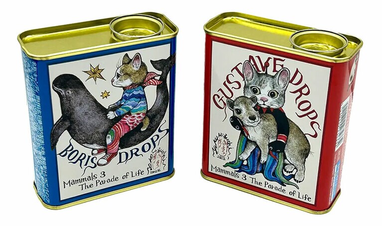 「ヒグチユウコ　サクマドロップス」青、赤。各486円。