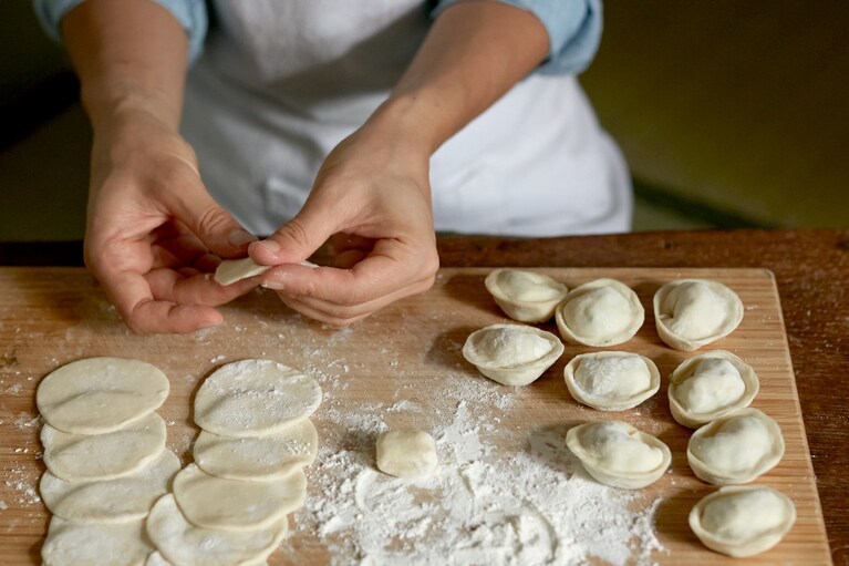 粉をこねるところからはじめる餃子づくり。