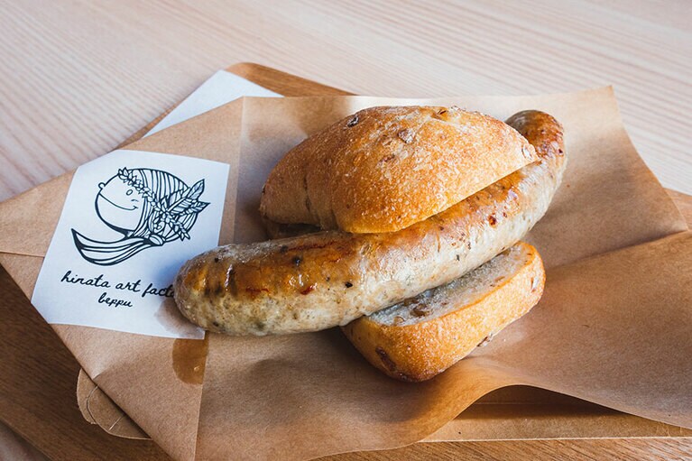 無添加オリジナル 地獄温泉ヒナタドッグ 700円。