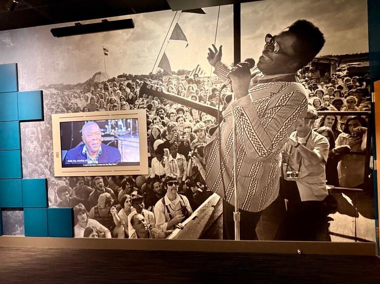 生前のインタビューなど、秘蔵映像も。