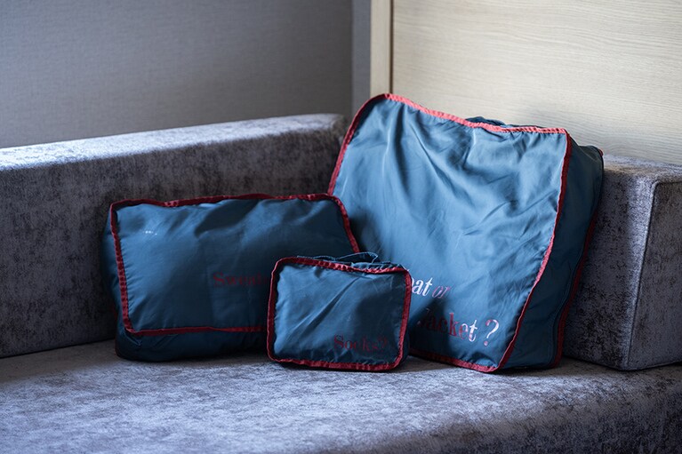 「こんなのあったらいいなと、自分で作りました」というパッキングポーチ。Tシャツや下着などを詰めて、そのまま洗濯できるのがポイント（AMARCにて販売中）。