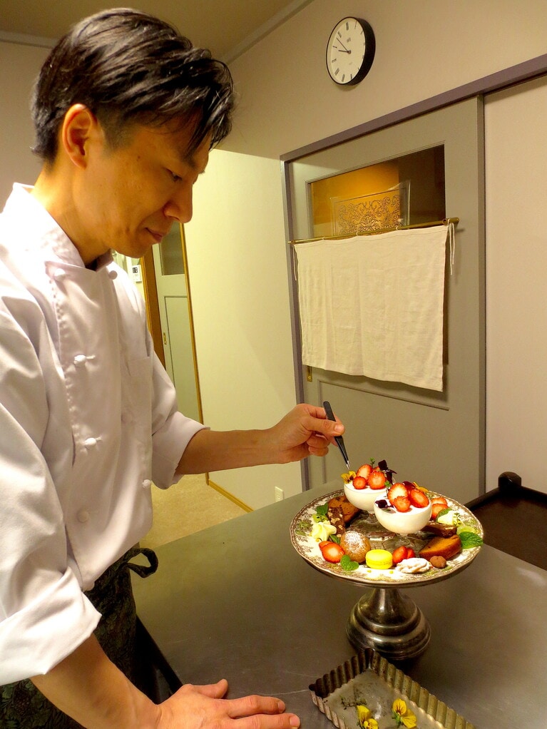 お菓子やブランチを作る高本真司さん。細やかな盛り付けで、目も楽しませてくれる。