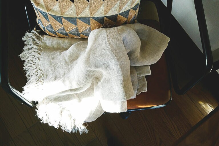 ブルネロ クチネリのイタリア製ひざ掛け。柔らかなリネンで肌触りGOOD。