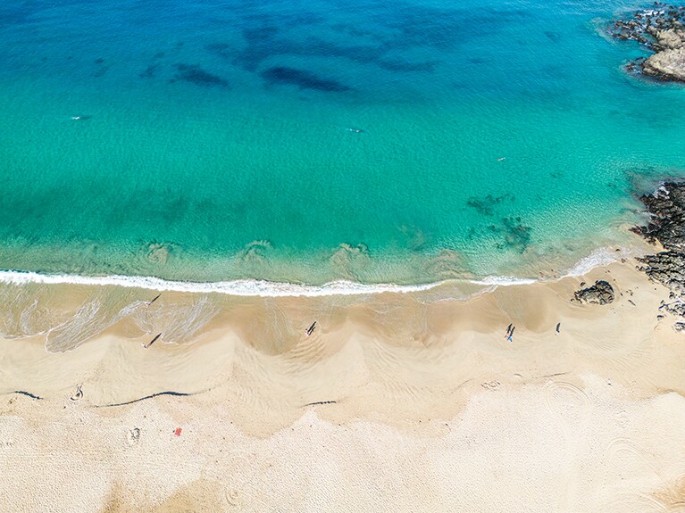 穏やかに波が打ち寄せるハプナビーチ。