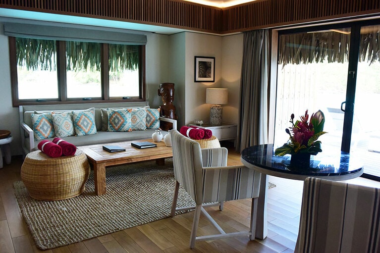 居住性の高さも考慮した「ロイヤルプール水上ヴィラ」のリビング。