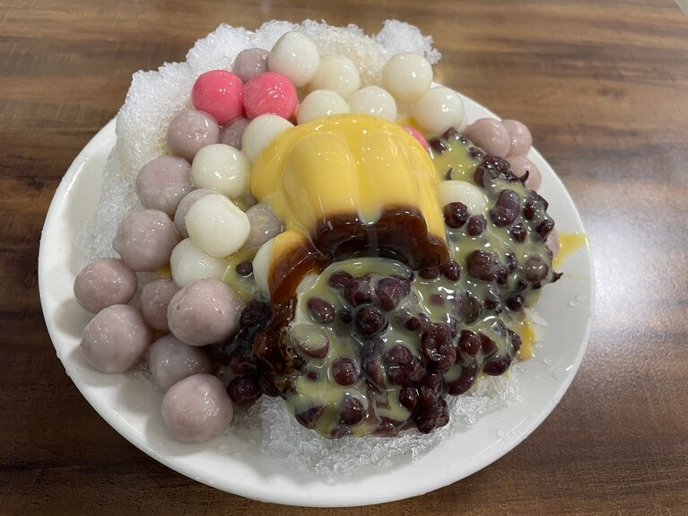 プリンはまるごと1個、団子もたっぷりのっていて、氷が隠れてしまうほどのボリューム。こちらも60元とコスパは最高です。