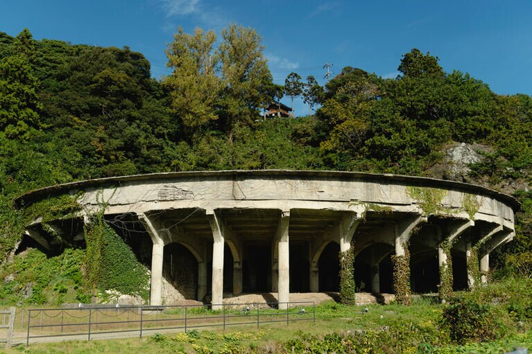 泥状の鉱石と水を分離する巨大施設「シックナー」。