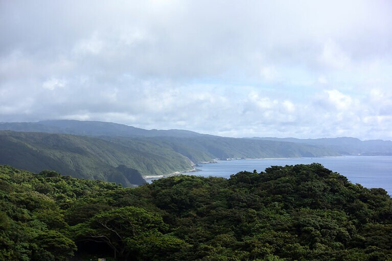 大石林山の悟空岩から見下ろした海岸線。