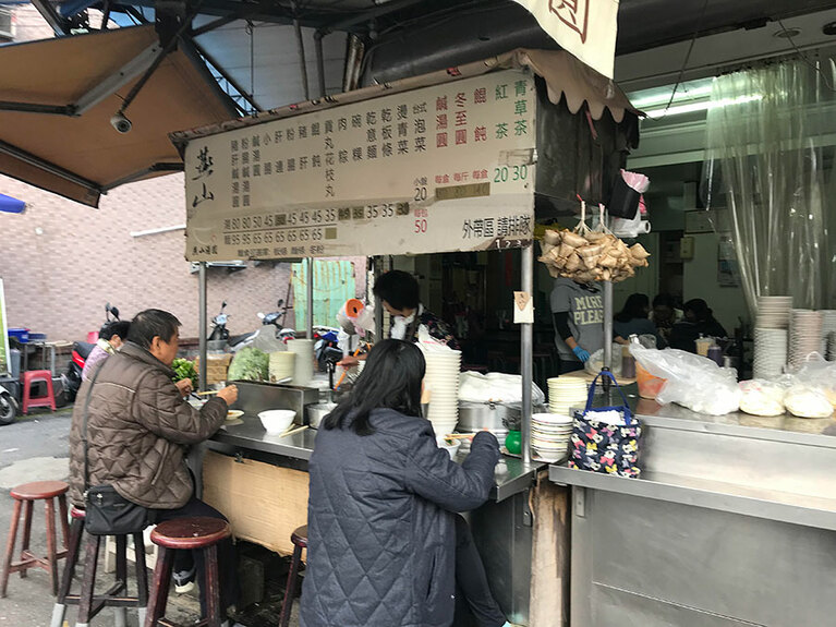 肉団子スープが大人気の屋台「燕山湯圓」