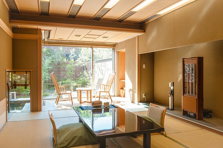 ご当地部屋の「オーディオクラフトルーム」。楽器を作成するための木材を贅沢に使用したスピーカーで音楽を楽しめる。