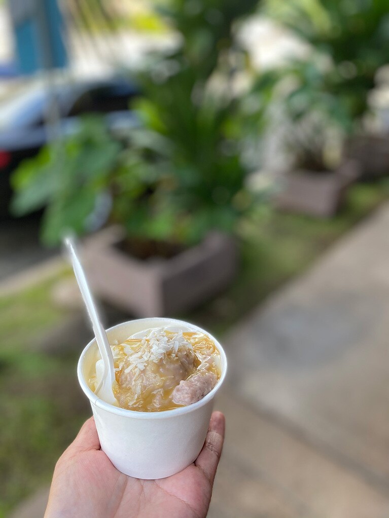 淡いラベンダーカラーのパイアイにココナッツフレークをトッピング。ハワイの優しい滋養スイーツ！　Keiki Bomb 7ドル。