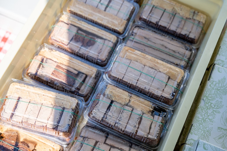 1個540円のケーキの約3個分の切れ端が入って1パック100円。