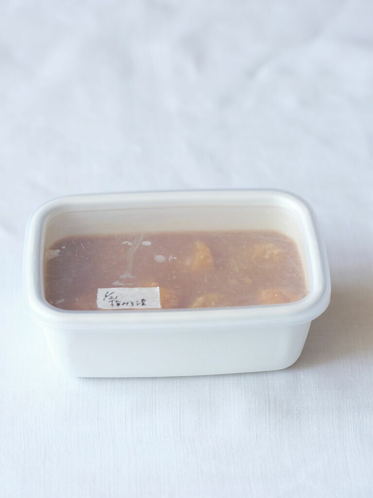 （6）2週間たったら清潔な保存容器に移し、そのまま冷蔵で保存する。