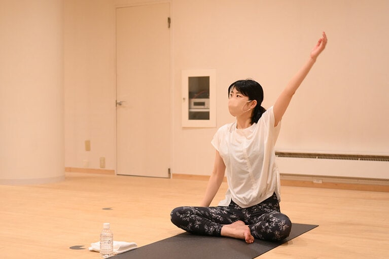 首回りと背中全体のストレッチをしてからプログラムがスタート。まずは座った状態から。