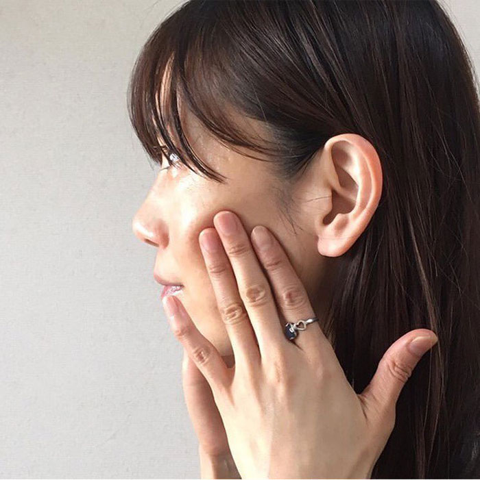 顔を触って、歯を嚙合わせた時に固くなる場所(触ってみて固くなっている場所)を確認する。