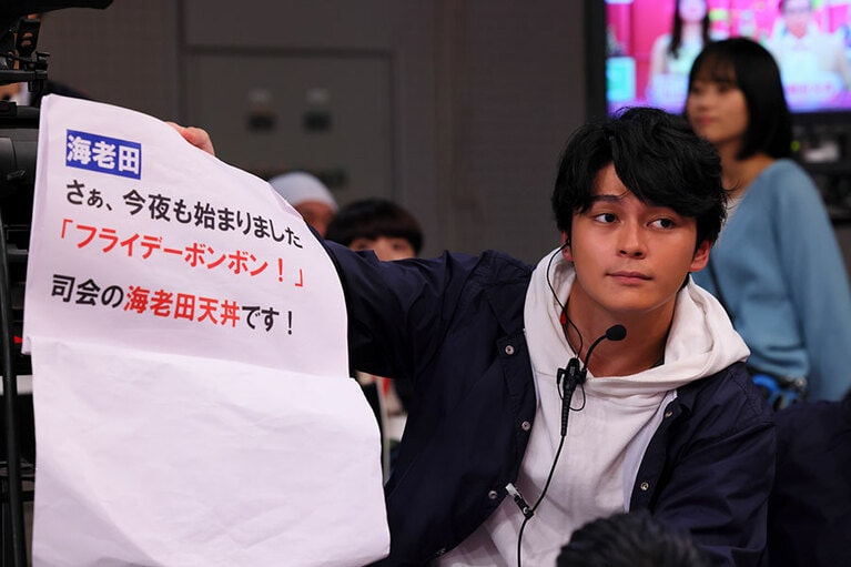 若手ディレクター岸本拓朗を演じる眞栄田郷敦。©カンテレ