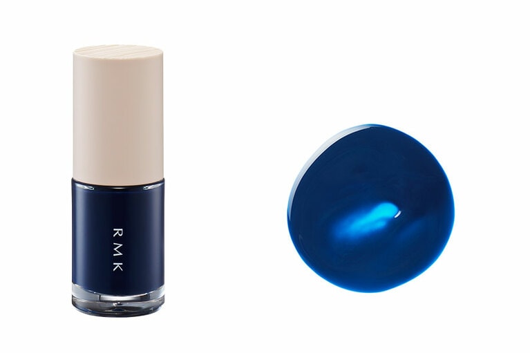 色白の人がペディキュアにしたら、めちゃくちゃ肌色がキレイに見えそうな、RMK ネイルラッカー 16 Denim Blue デニム ブルー 8mL 2,200円。