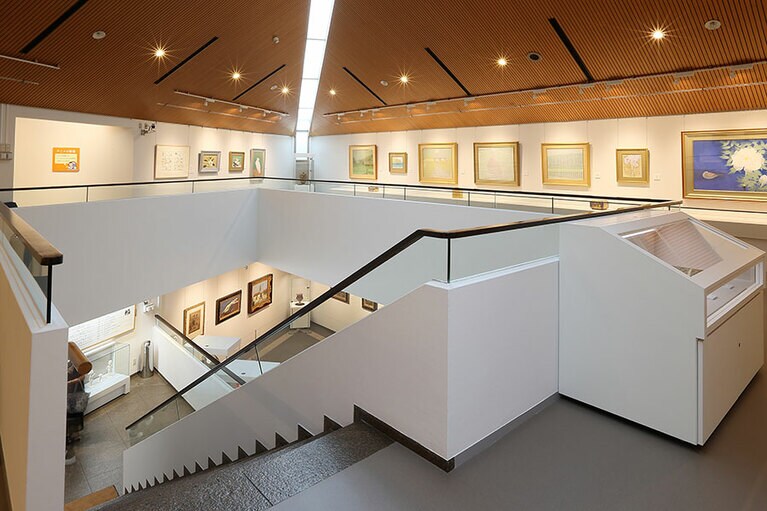 長谷川町子美術館は記念館の向かい。長谷川姉妹が蒐集した美術品を楽しむことができる。長谷川町子自身がデザインした“順路のない”美術館を楽しんで。