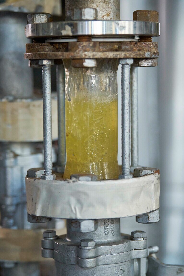 プラスチック廃棄物から高品質な素材へと転換される化学プロセスにおいて抽出されたモノマー。モノマーはプラスチックを生成する低分子化合物。© Rolex/Greg White