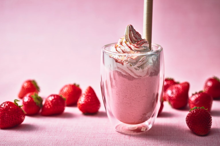 「ストロベリーアフタヌーンティー」注文のゲスト限定の追加メニューも。ストロベリーラテ633円、ストロベリースムージー（写真）1,012円（ともに税・サ込）。