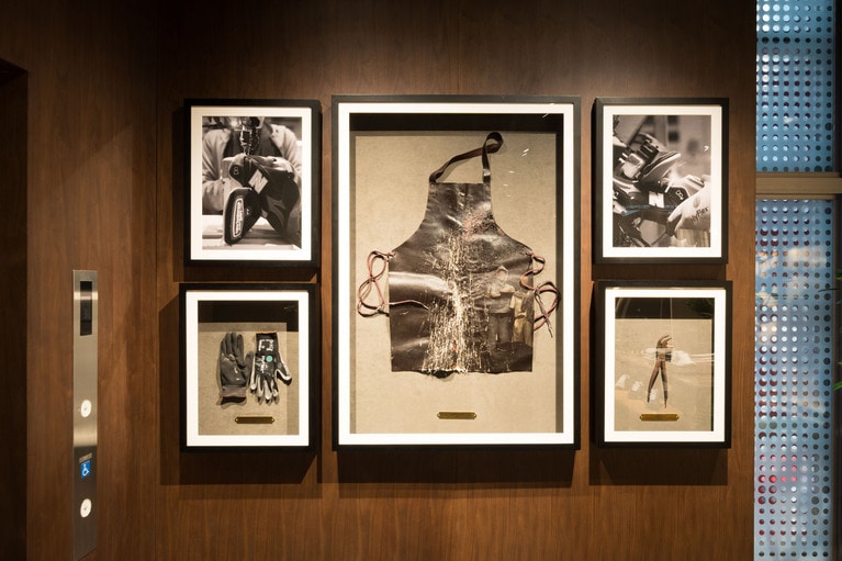 ブランドのクラフツマンシップを伝える、写真も展示。店頭のシューズのバックグラウンドを感じられる