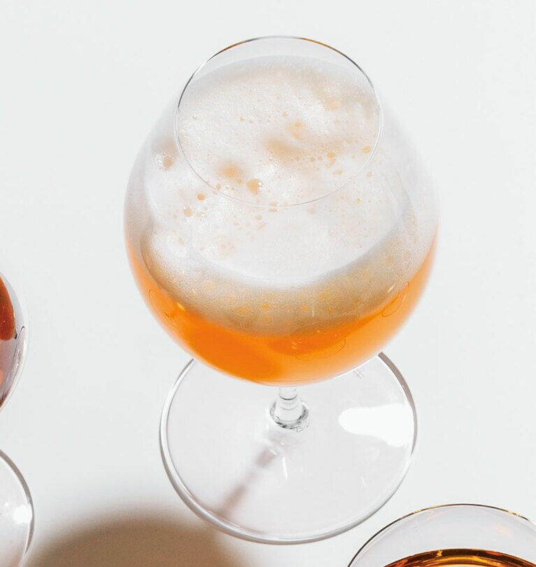 「愛情込めて造られたビール」──岩﨑牧子さん。Naked Ale 750ml 2,500円／koti brewery