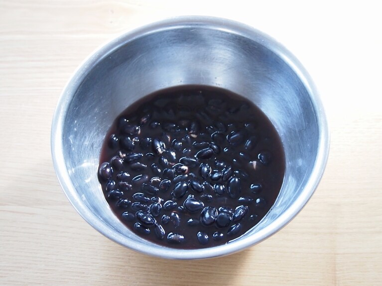 豆が十分に吸水したら、次の工程に進む。