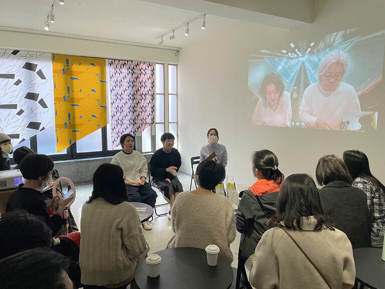 2022年1月に、台北のブックストア兼ギャラリー「朋丁 pon ding」で催された発表会の様子。日本にいるシミズダニヤスノブさんと染工場の経営者はオンラインで出演。