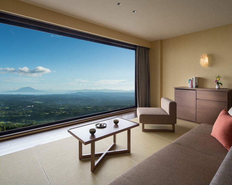 ご当地部屋「薩摩シラス大地の間」。一面の大きな窓に広がる絶景に感激。