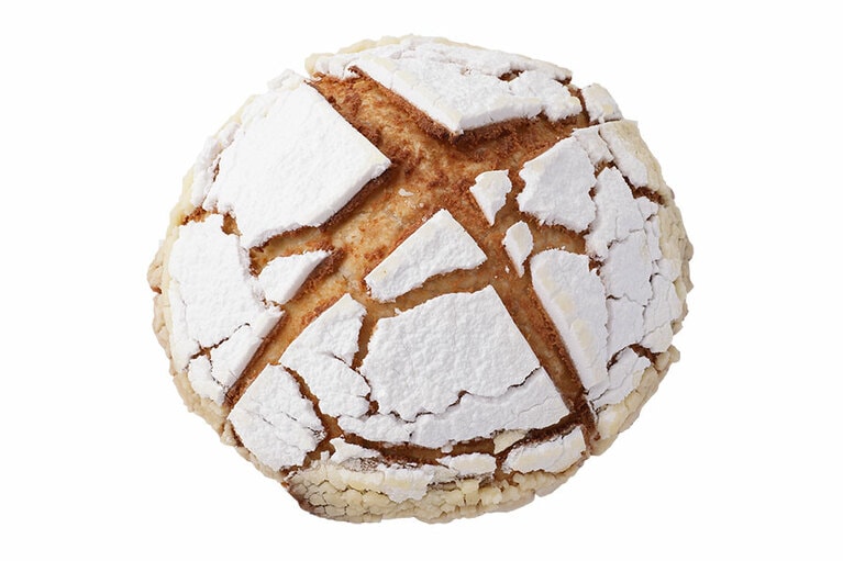 パン・コンプレ 大 2,370円、小 650円。