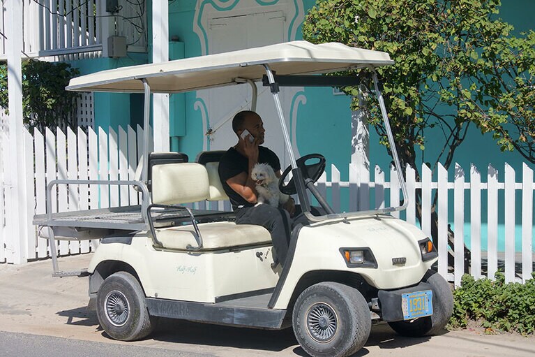 小さな島での移動手段は電動カートがもっぱら。ゆっくりとしたペースでパステルカラーのニューイングランド様式の家並みを見て回るのも、おとぎの国に訪れたよう。