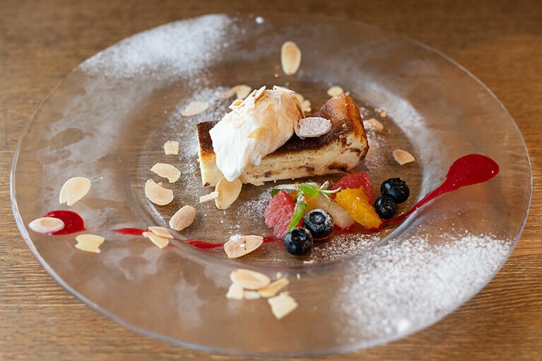 イタリアっぽーい「レモンのチーズケーキ」は海沿いにピッタリの味わい。900円。