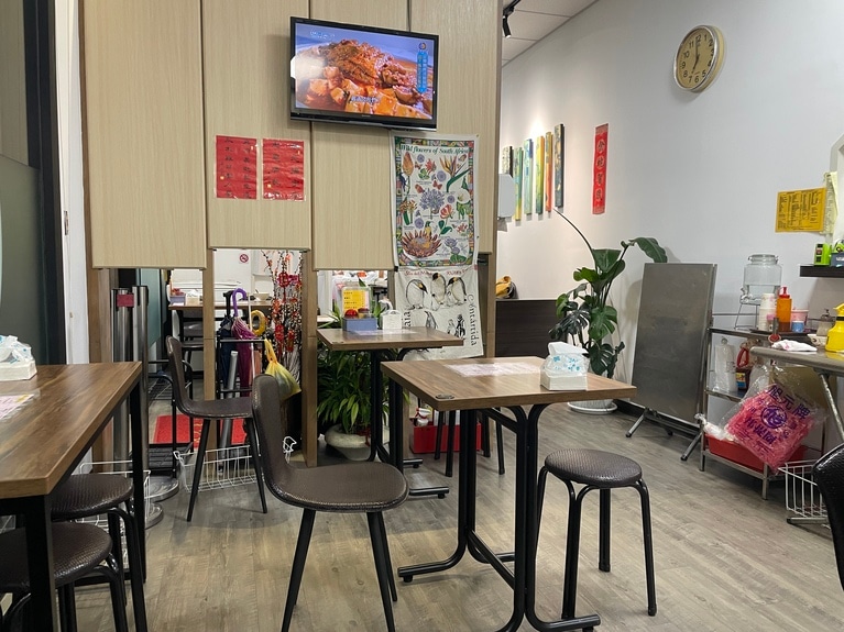 入り口の左側に1卓、右側に3卓と窓側にカウンター席が並んでいます。イートインは右側のエリアを使い、テイクアウトは左側で待つのが基本のようです。