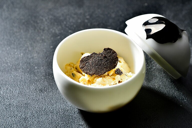 蓋を開けた瞬間に芳醇な香りに包まれる「トリュフオムレツ」