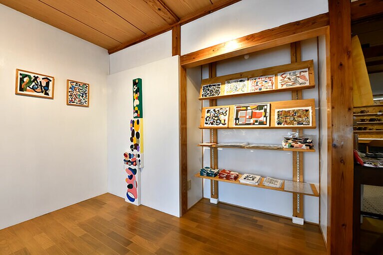 【本と商い ある日、】ギャラリースペースでは、随時注目アーティストの個展などを開催。