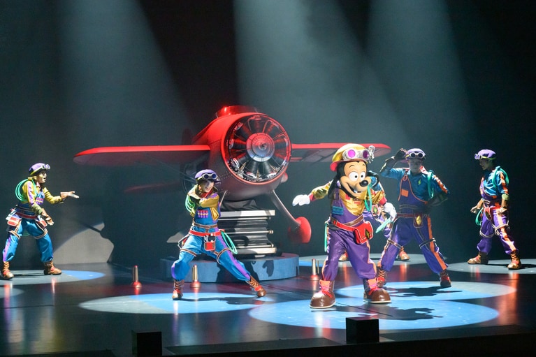 マックスと電気技師たちがエネルギッシュなストリートダンスを披露