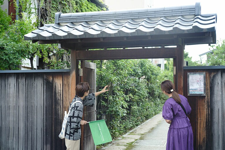 長町武家屋敷跡に向かって散策。地元の人がよく利用しているという、裏道のような小路を教えてもらいました。