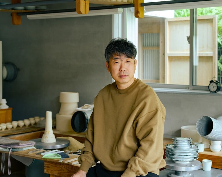 2015年に「in blue 暁」を立ち上げた百田暁生さん。先祖は明治初期まで200年以上にわたって窯焼きの仕事に携わっていたそうで、そのルーツを大切にしながら、新たな器づくりに勤しんでいます。