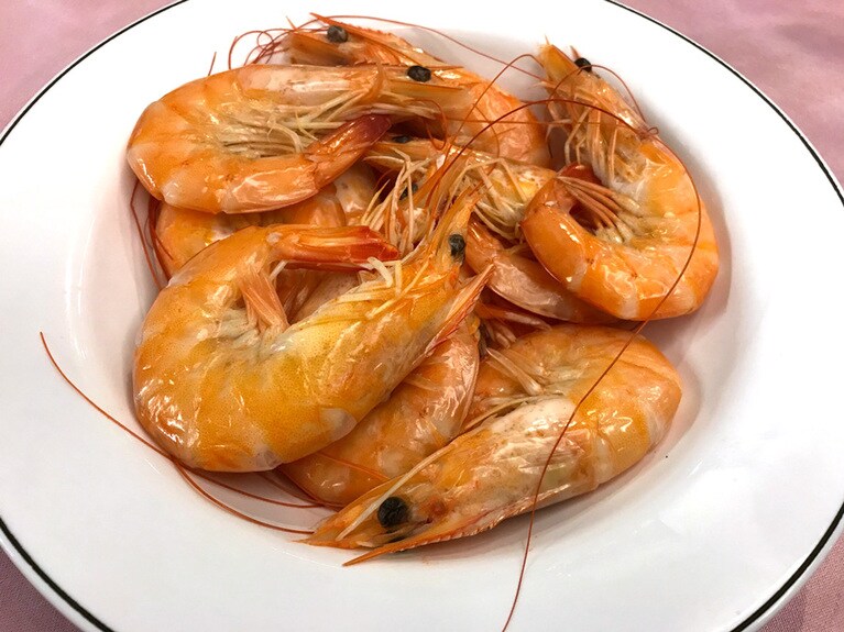 年菜のひとつ、幸運を意味する蒸し海老も。