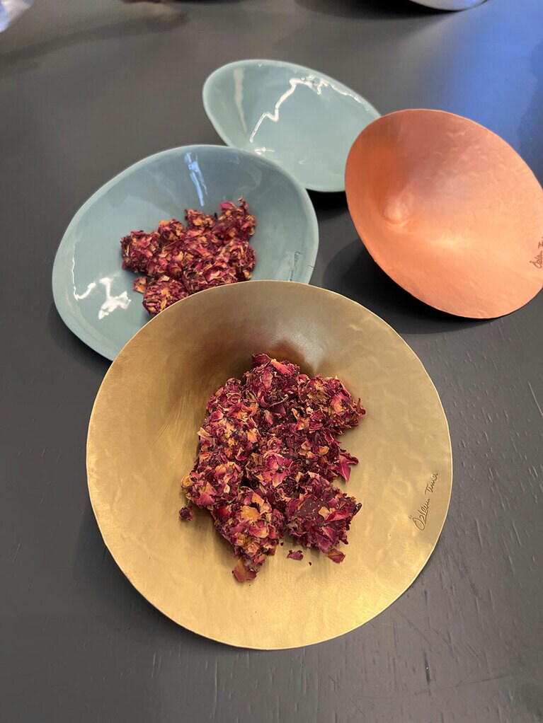 常に斜めになるという斬新なデザインのお皿。スープには使えない(笑)。