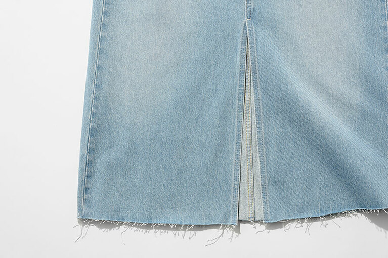 膝上まで入ったスリットがアクセント。軽やかな印象に。