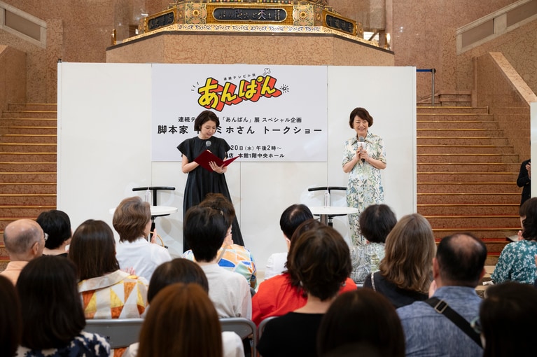 当日は大盛況。中園ミホさん（右）と塚原 愛さん（左）。