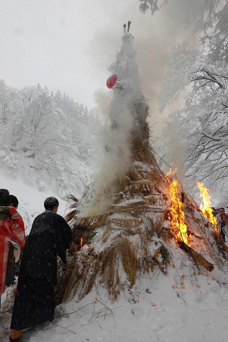 白い煙を吐きながら勢いよく燃える「塞の神」。